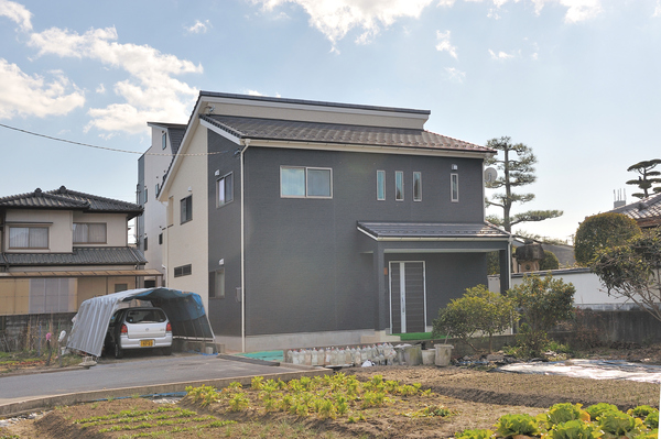 吹抜けと高天井とアコーディオンサッシで開放感のある家 アイキャッチ画像