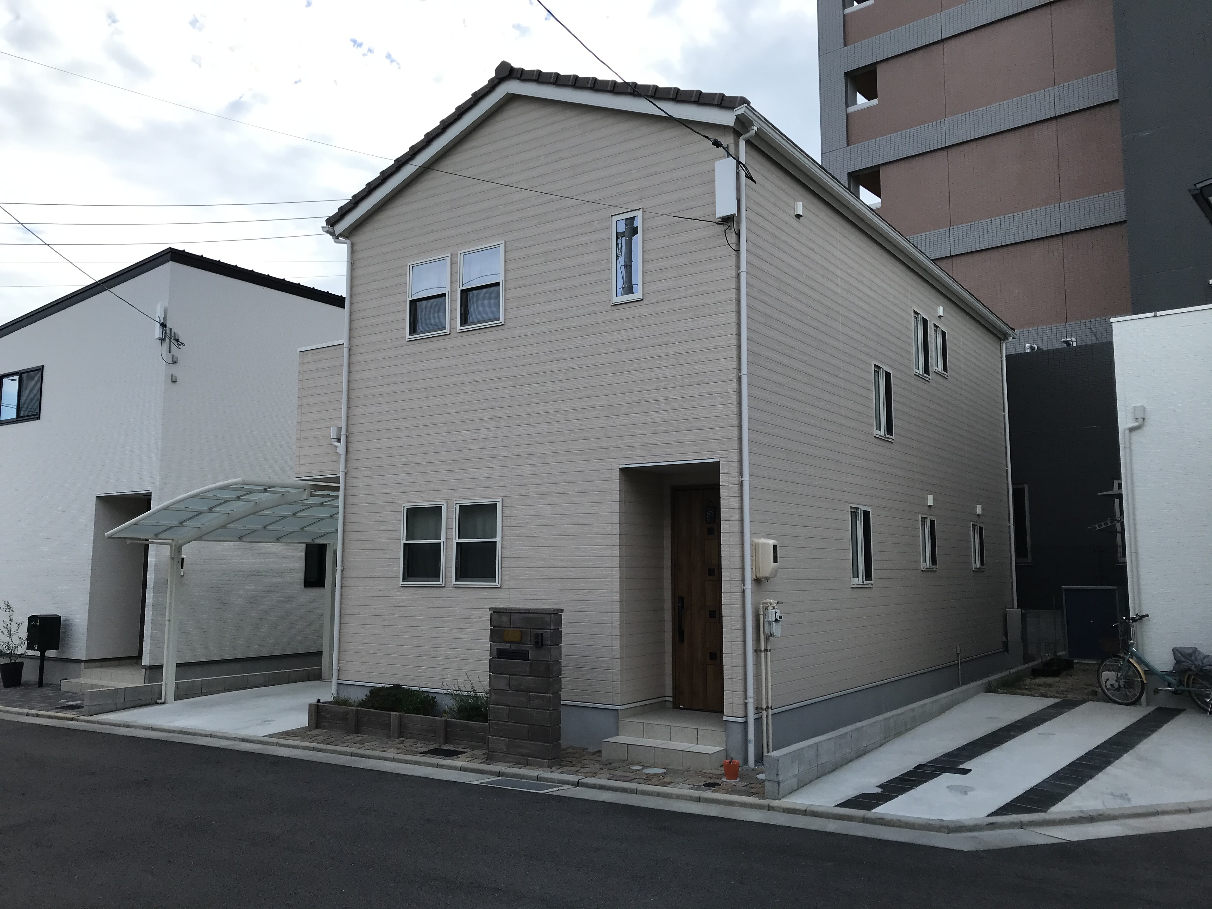 ブルーのリビングドアが出迎えてくれるカントリースタイルの家 アイキャッチ画像